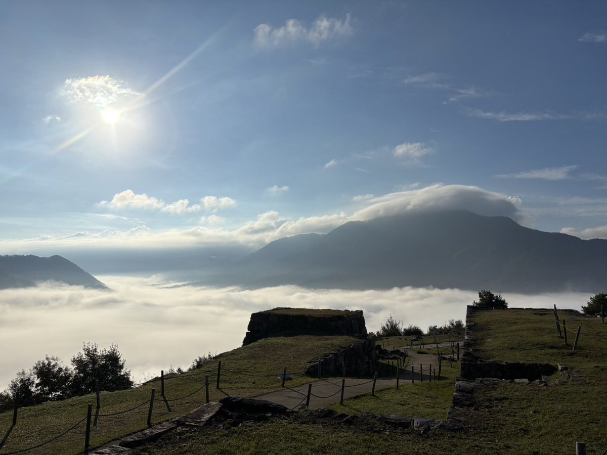 takeda_castle's tweet photo. 今朝はすごい雲海だったので、もう少しお届けします。
皆さまの雲海チャレンジ、お待ちしています。 https://t.co/c65d4B2OXb