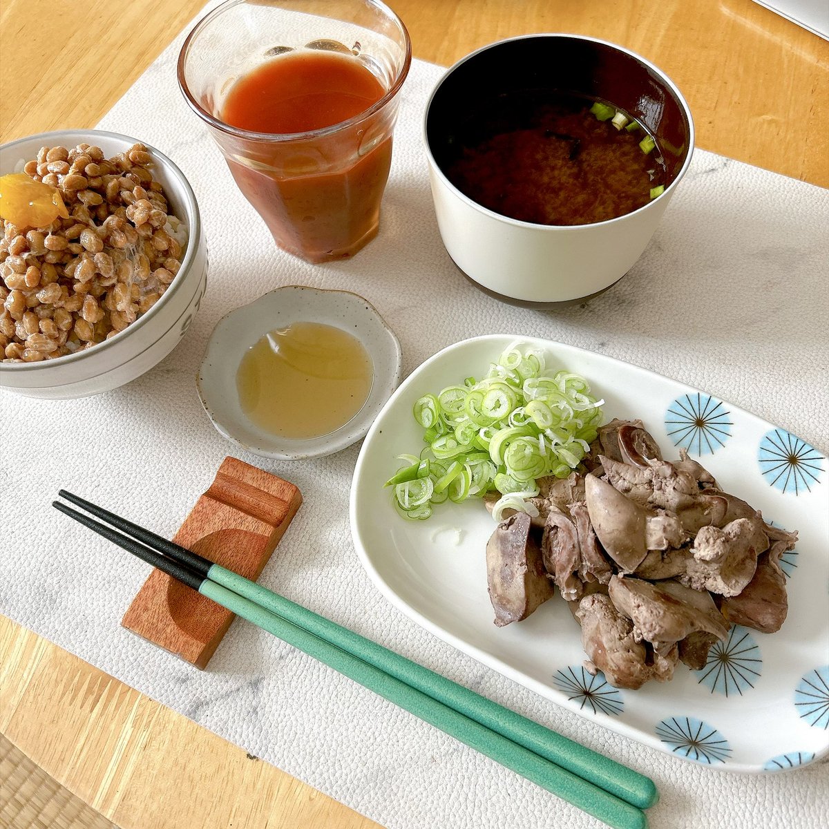 mugijirupop's tweet photo. きのう購入した鶏レバーをどう調理するか3回程脳内会議した結果、ごま油でいただくねぎ塩レバーになった（※朝ごはん）

#おうちごはん https://t.co/MzlckjYh15