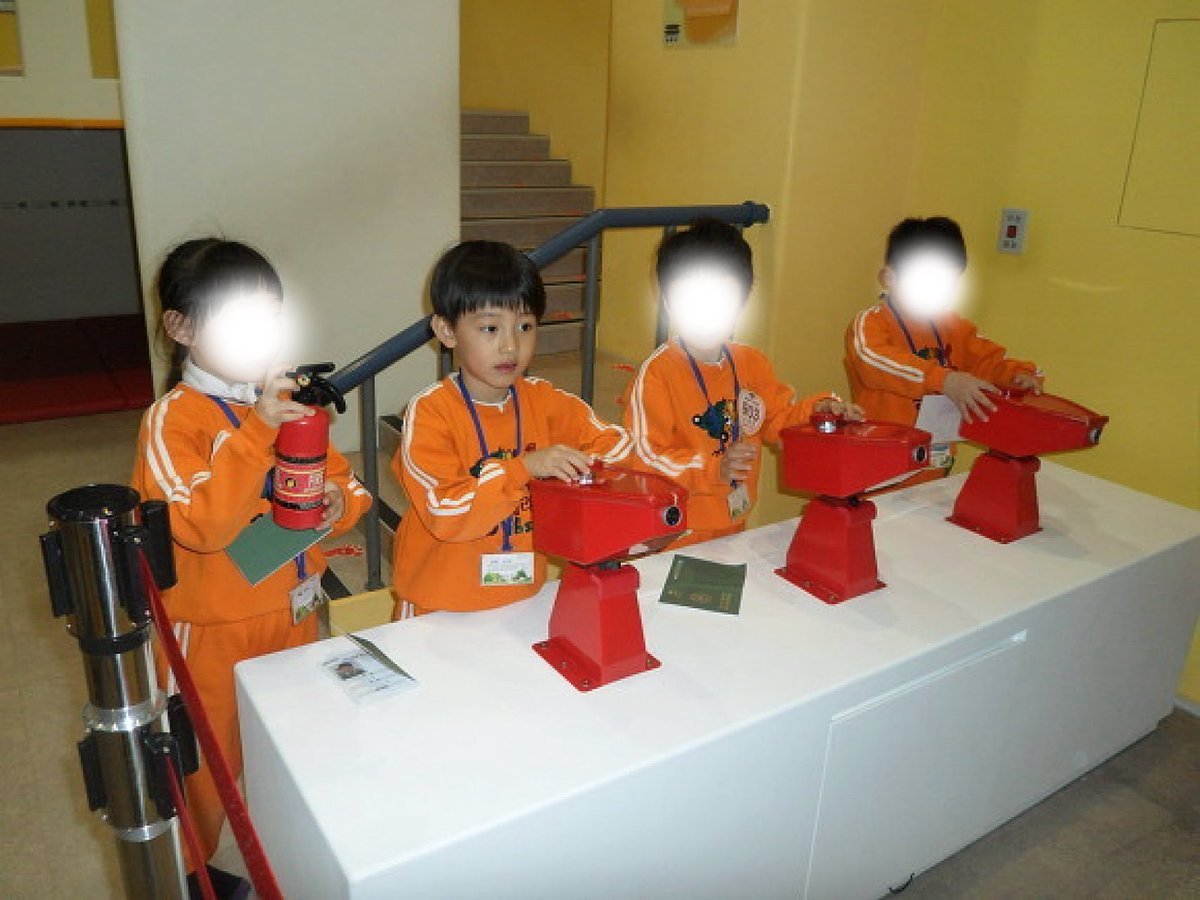 seanvrs's tweet photo. selamat hari senin semuanya! hari ini adek ada kegiatan dari sekolah buat jadi pemadam kebakaran https://t.co/5orPGqPnDE