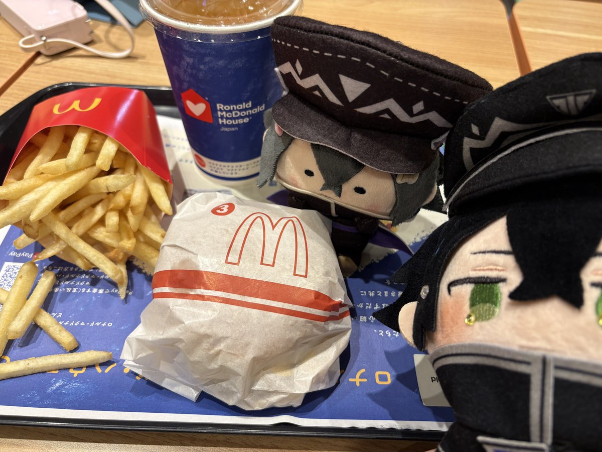 ACorobokle's tweet photo. おとといの土曜日、地元仲間たちで集まっておじさんになったり犯行声明出したりマック🌕食べたりしました😂💕 https://t.co/oEHwCYOL95