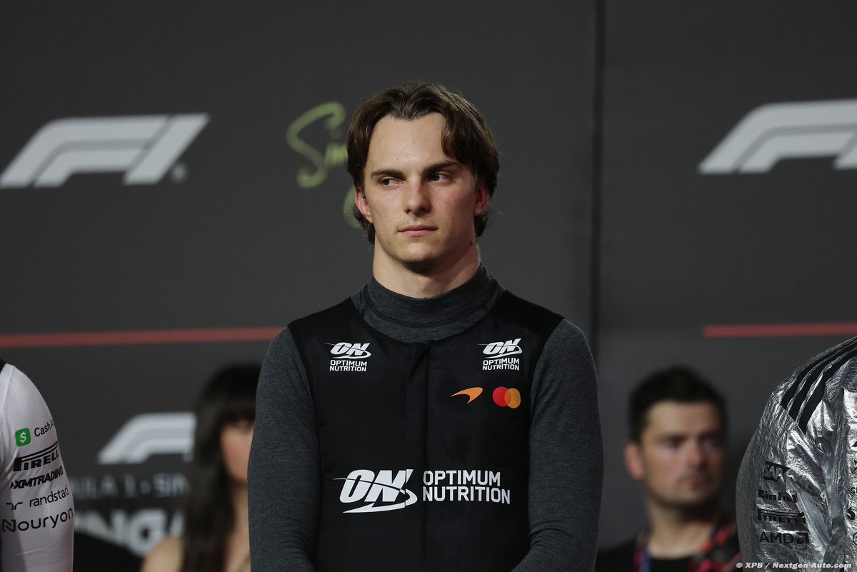 InfoOP81's tweet photo. 📸 | Mais fotos do Oscar no GP de Singapura, antes da corrida. https://t.co/AAzfzljFGa