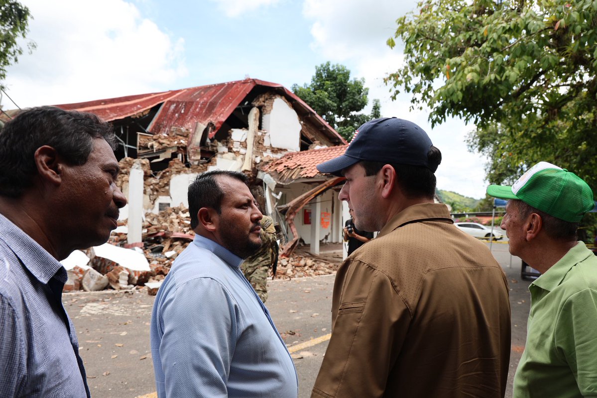 USAmbassadorPAN's tweet photo. Hoy en Soná, Veraguas, pude constatar de primera mano el impacto del terremoto y la importancia de hacer llegar la asistencia rápidamente a las familias afectadas.

Expertos estadounidenses en evaluación estructural trabajan junto a las autoridades panameñas para evaluar la infraestructura dañada, mientras helicópteros de EE.UU. transportan suministros esenciales.

Estados Unidos está junto al pueblo panameño en sus esfuerzos de recuperación y reconstrucción.