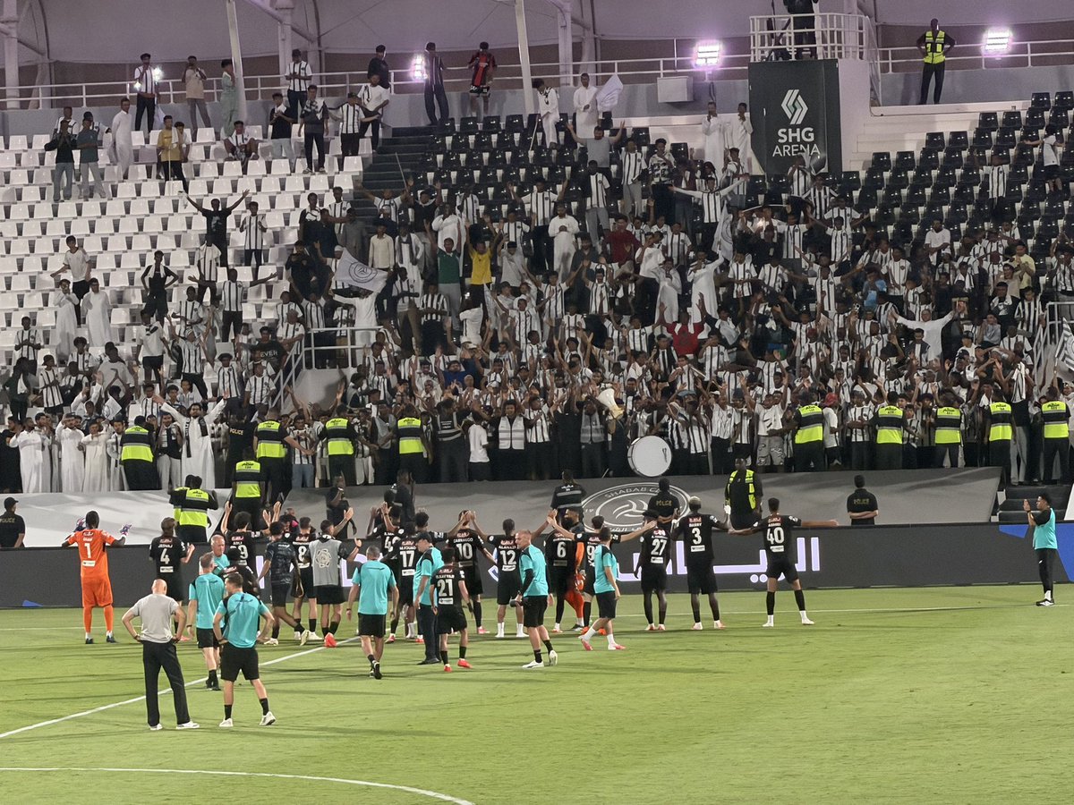 nawaf__oga's tweet photo. يحتفل لاعبي الشباب مع جماهيرهم، فوز اول خلال هذا الموسم كان بحاجة له الفريق كثيراً.

#الشباب_التعاون https://t.co/L9KKGPOM2A