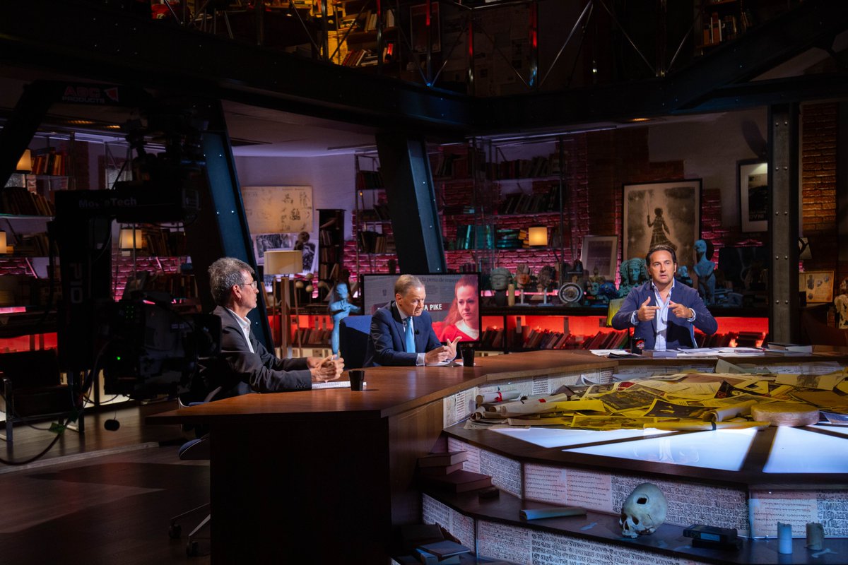 Diego_FDM's tweet photo. ¡Cuánto bueno por aquí! El @doctorgaona y el Dr. Camacho, juntos en la mesa de #CuartoMilenio para analizar el terrible caso de Christa Pike. Pero antes... ¡crónica de @alandete! https://t.co/jJaO8E2JiV