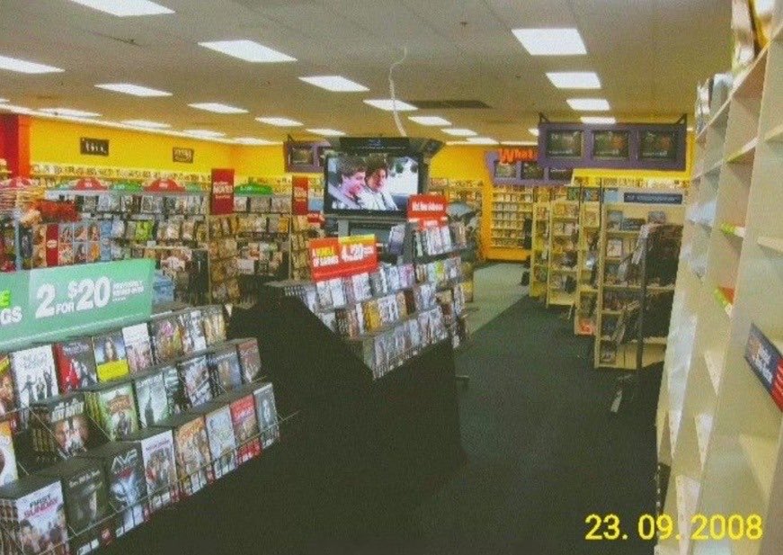 OldInternetFeel's tweet photo. Blockbuster in 2008 https://t.co/0lgvtKni3R