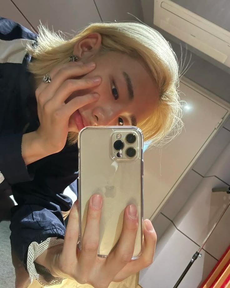 whodafuckisvilu's tweet photo. AU Hyunin | Mini Au ༄˖°.🍂.ೃ࿔*:･

Donde Jeongin trabaja en una Librería-Café, a la que Hyunjin va casi a diario..

O donde Jeongin, fan de la escritura, comienza a escribir poemas acerca del lindo chico que frecuenta en su trabajo. https://t.co/FA9NZjgjQD