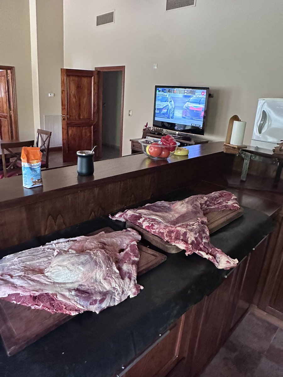 flatteryARG's tweet photo. Carne y amigos https://t.co/XSJehM4oMM