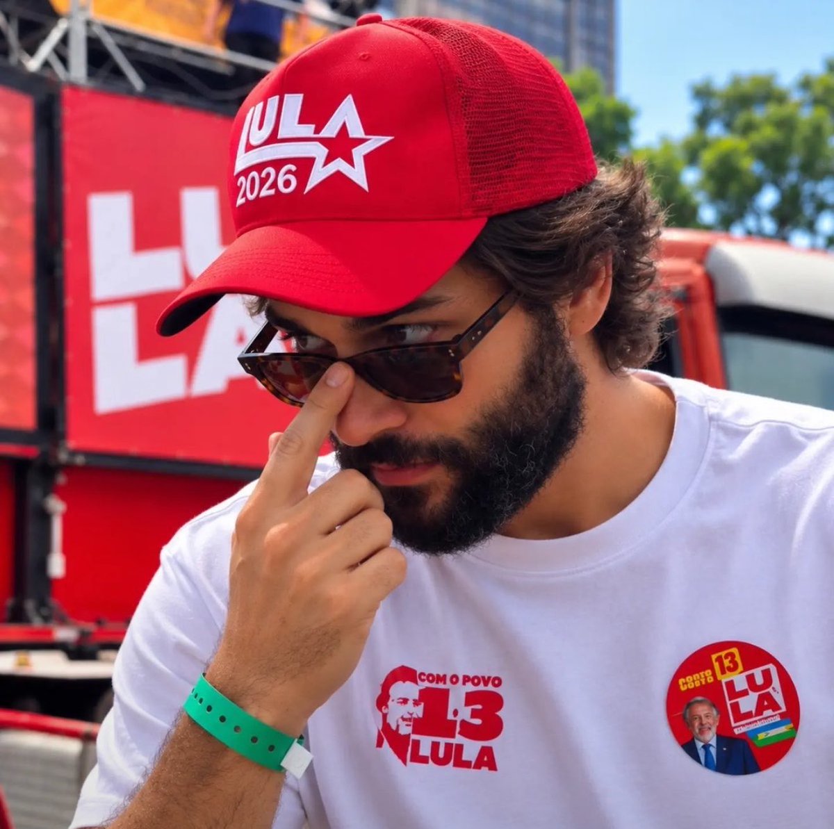 tracklist's tweet photo. O ator Humberto Carrão marcou presença em ato de apoio ao presidente Lula na Avenida Paulista. https://t.co/KJ4Epg9aQb