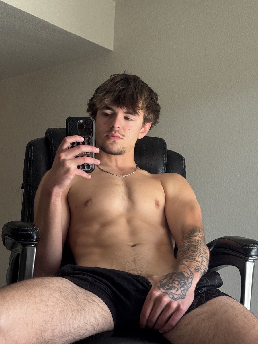 zaneparksss's tweet photo. I’m bored, text me https://t.co/uwRMJwMW1l