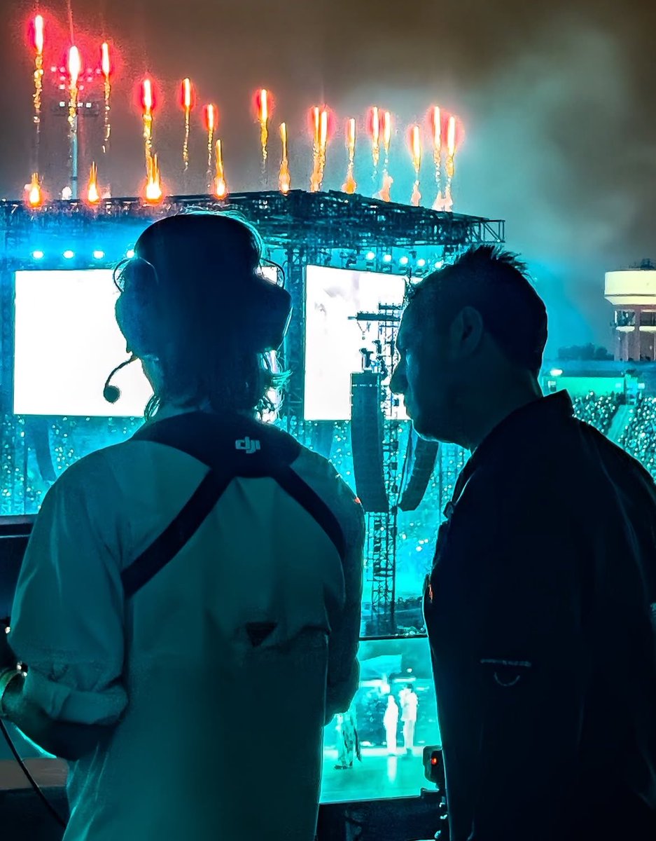 97milkjk's tweet photo. Sasha Kapsunov, un peruano muy reconocido en la industria actoral en nuestro país (América kids) trabajó con el equipo de producción de BTS y fue el que dirigió el dron de los tres conciertos de BTS en Perú 🇵🇪

Muchas gracias Sasha 👏🏻 https://t.co/N6DfpfPaYI