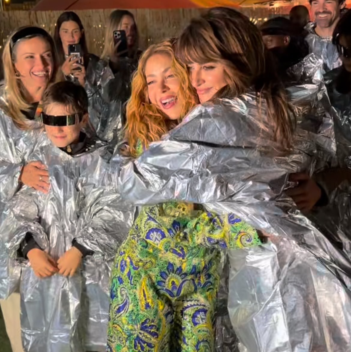 shakira_stuff's tweet photo. Shakira reunites with Penélope Cruz tonight at her 12th sold-out concert in Madrid. #LMYNLWorldTour https://t.co/z1xyKoth7V