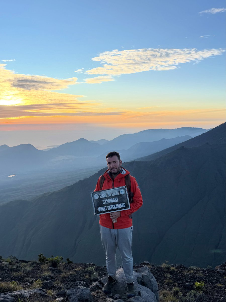 ximm19's tweet photo. Mount Rinjani gives you nothing for free: long climbs, cold nights, tired legs, and a brutal final push. But the views are among Indonesia’s best. Hard? Absolutely. Worth every step. https://t.co/oo82Q3QsT3