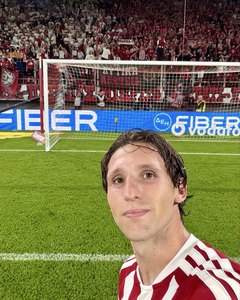 olympiacosfc's tweet photo. Winning selfie! ❤️🤍 https://t.co/GPFWKyT4qQ
