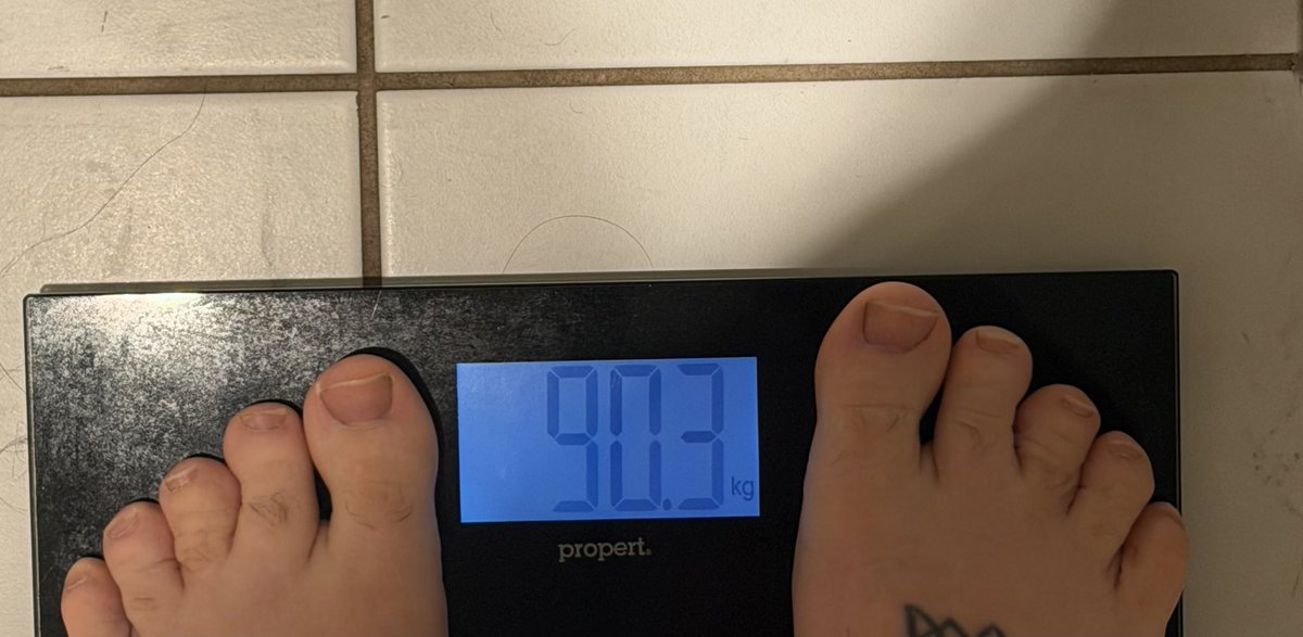 fattofit2023's tweet photo. Week 7 aggressive cut, 1.4kg lost, very surprised, fell off the wagon middle of the week, binged and purged a few times, really sent it but locked back in Thursday, hopefully a better week this week and I’m back in the 80s #weightloss #chubby #ass #bigback #cake #fatspo #lovehandles #edrtwtㅤ