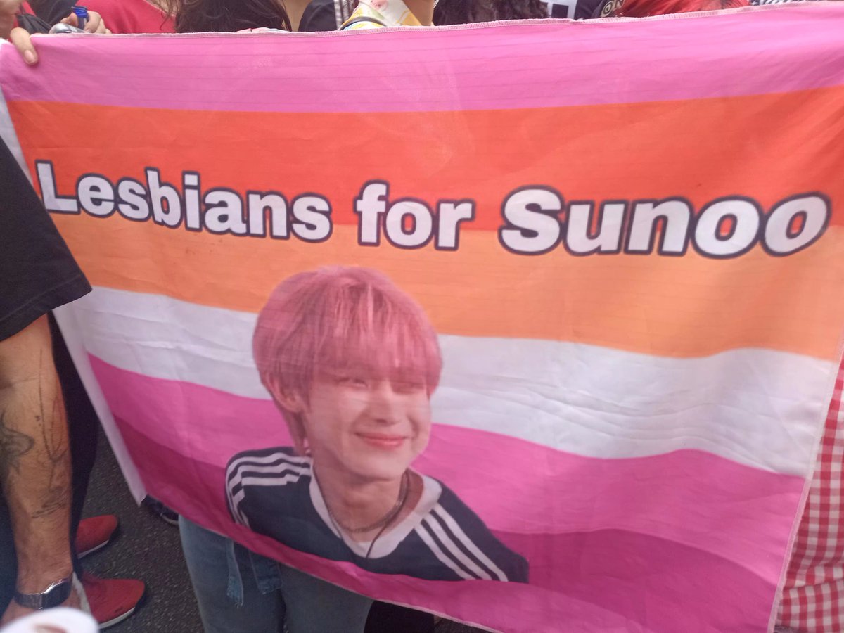 junoreii's tweet photo. Na manifestação eu encontrei uma diva que tava com a bandeira lesbica tema sunoo https://t.co/GqOLyB27t3