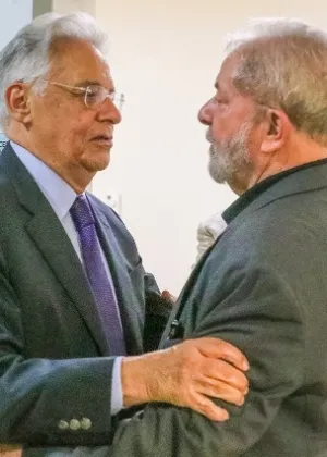 leonardosidaoli's tweet photo. @oraulsena Antes da familícia. Nas fotos, Lula e Serra em 2008. As duas fotos c/ o FHC, visitando Lula p/ expressar condolências pela morte de Dona Marisa, são de 2017. Éramos civilizados. Agora nego entra numa festa privada e atira no aniversariante pq viu uma bandeira do PT lá dentro. https://t.co/w7kTvEqmiP