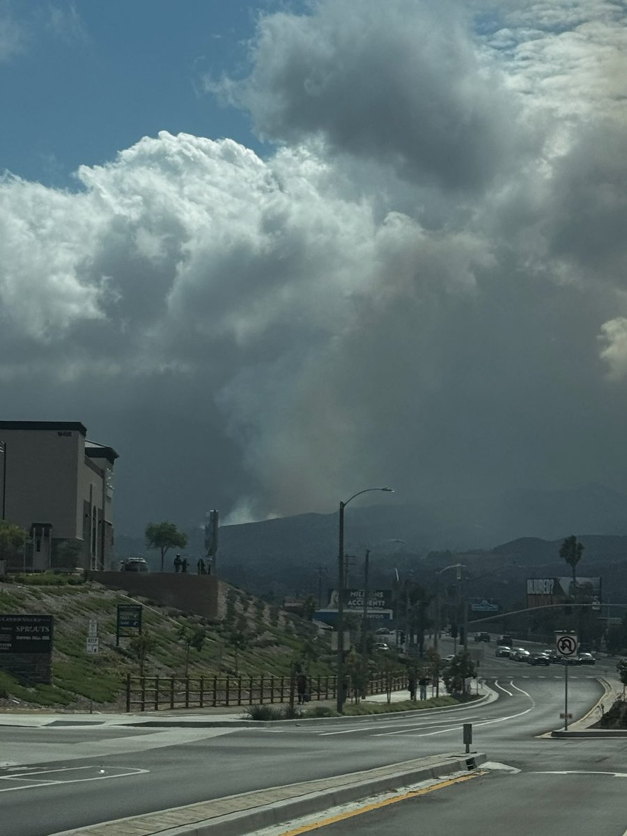 Angeles_NF's tweet photo. #BikeFire

The Angeles National Forest is assisting @LACOFD with a new start off Ravenhill Rd in Santa Clarita. Fire is 20 acres with a second alarm. Rapid rate of spread.

Structures threatened.

@LACOFD @LACoFDPIO @SCVSHERIFF @ReadyLACounty https://t.co/vfRgjFQGz5
