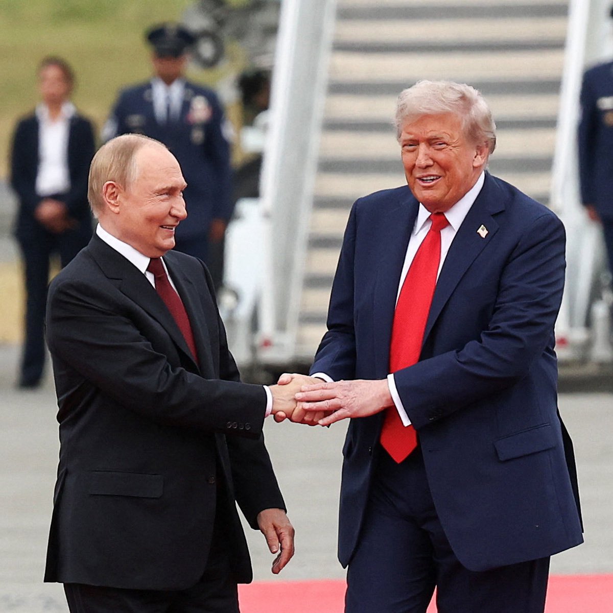 AmourskyCyrille's tweet photo. 🇺🇦/🇷🇺/🇺🇸 Je résume le génie du cretin de la Maison Blanche :

- Il retire les sanctions contre le pétrole russe pour toucher l’équivalent de 3 jours de consommation aux USA.

- Ça envoie un signal de normalisation à la Russie, et lui permet de toucher de l’argent pour financer sa guerre.

- Les européens et la délégation ukrainienne aux USA au même moment passent pour des idiots en découvrant l’annonce.

- Trump appelle Zelensky à quitter son poste de Président, l’insulte, demande à l’Ukraine d’arrêter d’attaquer le nerf de la guerre russe.

- Zelensky accepte, à condition que la Russie arrête elle aussi les attaques contre l’infrastructure énergétique.

- On apprend dans la presse que Trump menace de couper les renseignements à l’Ukraine, mais aussi de mettre un terme au programme PURL qui permet aux europeens d’acheter des armes américaines pour l’Ukraine.

- Sans consulter ni Moscou ni Kyiv, Trump annonce une pseudo trêve énergétique entre les deux belligérants.

- Moscou découvre l’annonce.

- Kyiv découvre l’annonce.

- Zelensky s’engage à accepter une trêve si la Russie elle aussi s’y engage.

- Moins de 2h plus tard, la Russie attaque une centrale énergétique à Kharkiv.

Trump est vraiment le plus grand guignol et lâche de la politique internationale.

Une honte pour les États-Unis.

Un incapable qui maquille ses échecs aux dépens de ceux qui résistent.

Une ordure qui se couche devant les pires régimes.

Une humiliation quotidienne pour les pays occidentaux.

J’espère qu’il prendra la plus grosse raclée possible aux élections de mi-mandat.