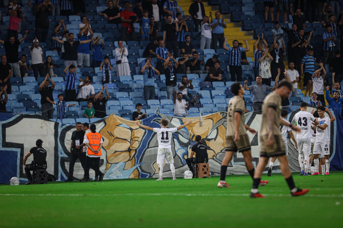 AdsKulubu's tweet photo. Sanki bir halkın tüm özgürlük umutları. https://t.co/hrfYhmzuTT