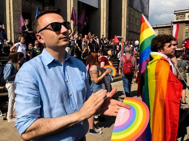 cannavar90's tweet photo. @MorawieckiM Pan tez popiera homoseksualne małżeństwa i aborcje? XD https://t.co/51Z8lMaYPV