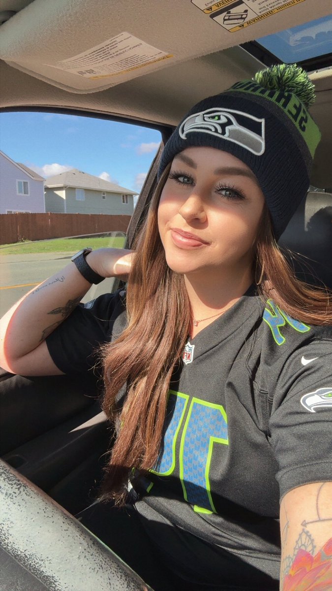 _tayyynystrom's tweet photo. #GoHawks #SEA #12s https://t.co/oVb6caJBj4