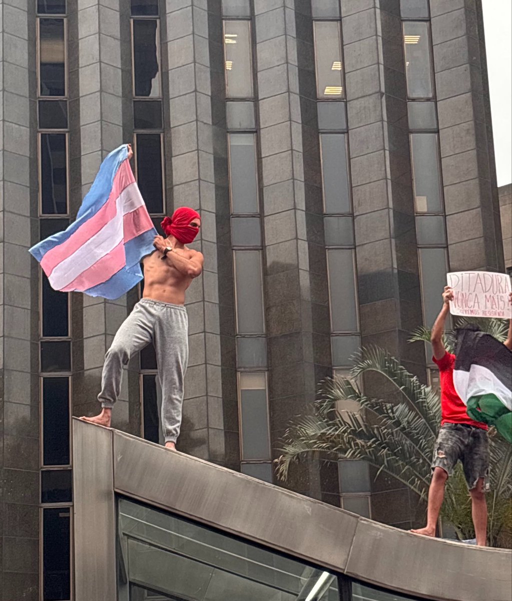 wcjju's tweet photo. me emocionei tanto quando ergueram a minha bandeira https://t.co/bHQ84WkOaC