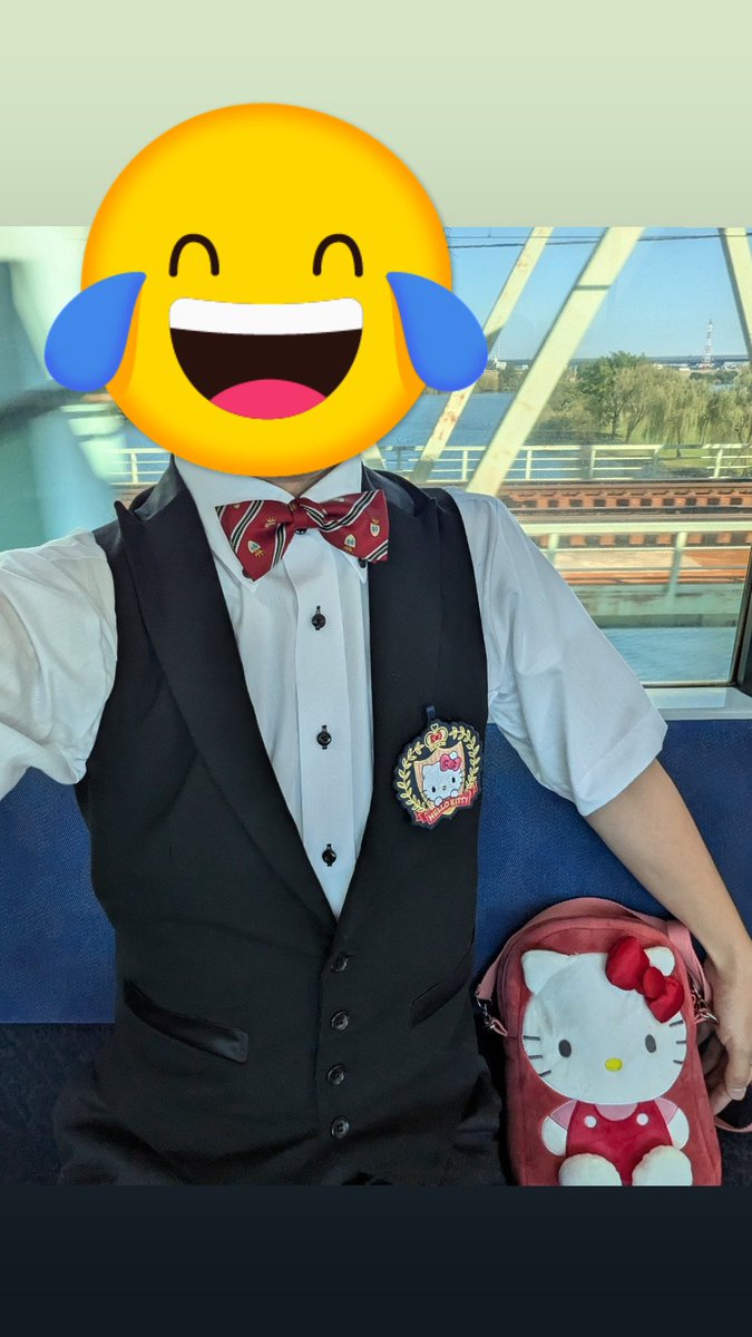 Cure_Batumaru71's tweet photo. おはジェット！！
10/10から1泊2日で松戸市のアイプリLIVE＆幕張メッセのアイプリワールドへ行きました！
念願の襟付きのベストにハローキティのエンブレムつけて、ショルダーバッグをせおっていきました。
あと半月でハローキティの誕生日です。
今週もよろしくお願いします😊 https://t.co/77LlwhgEjh