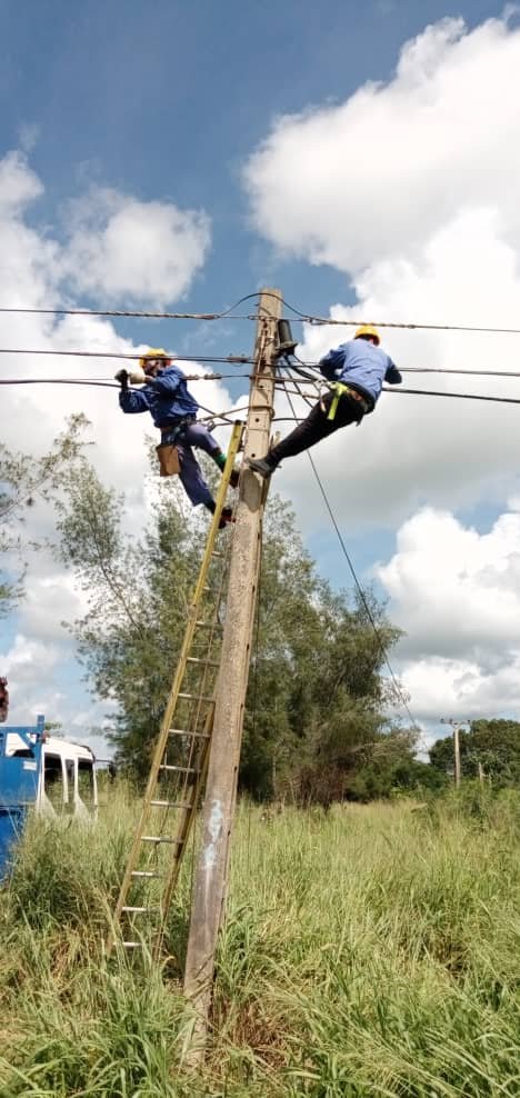 Yanileysd's tweet photo. 👉 Hombres en las alturas
Nuestro equipo en el restablecimiento de daños en la planta exterior
#EtecsaConCuba 
#Mayabeque https://t.co/y1C07xotXY