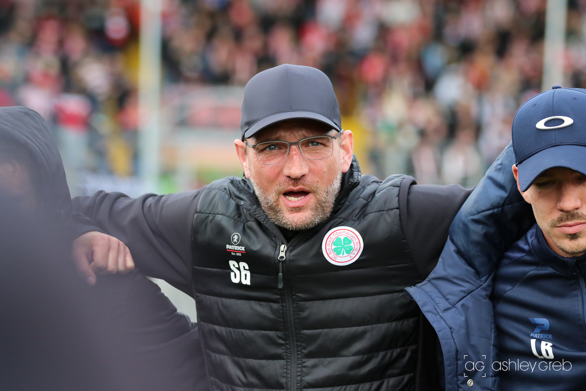 ashleygrebphoto's tweet photo. Is this the man who will finally take Rot-Weiß back up...???
#aufstieg #gunkel #rwo #oberhausen #football https://t.co/7Q28Grt6Rn