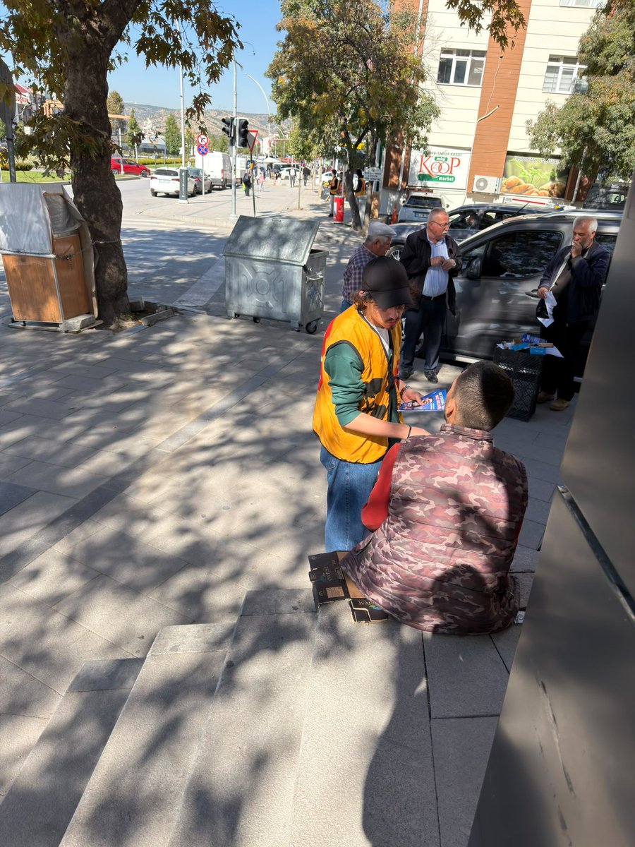 BTPAnkaraGenc's tweet photo. BTP Ankara Gençlik olarak Gölbaşı’nda stand çalışmamızı gerçekleştirdik. 🇹🇷

Sokak sokak, omuz omuza… Ankara’da gençliğin sesi yükseliyor: Sokaklar BTP diyor! 💪🇹🇷 https://t.co/Q6NGYX7yMT