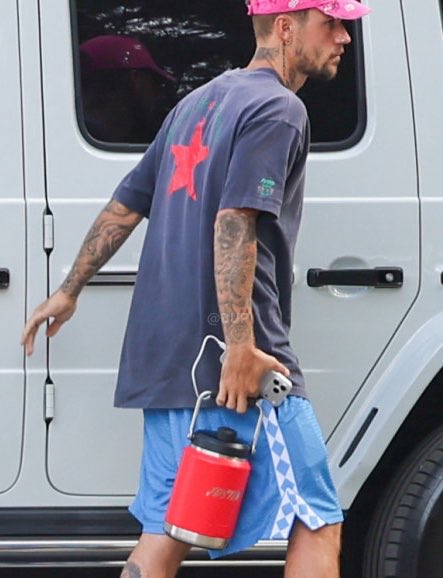 yukonsbieb's tweet photo. the BIG ASS jug he was carrying 😭😭 https://t.co/L4p4v8qtdi