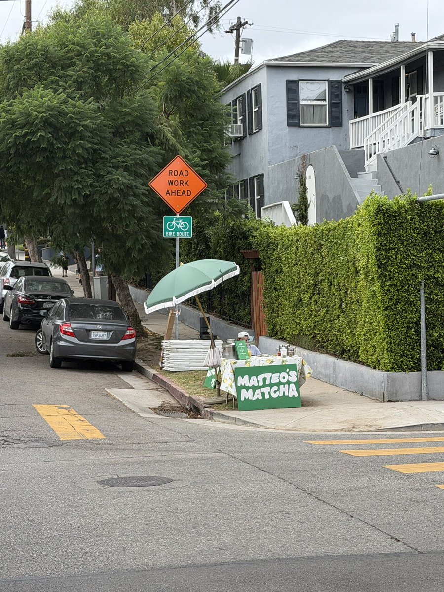 LaInaMinute's tweet photo. In most cities, kids have lemonade stands. In L.A. we have. . . https://t.co/i7UEAZJ3sF
