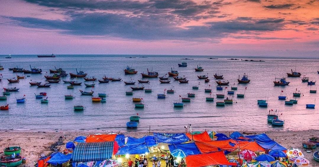 fahrettibur's tweet photo. Think Vietnam is all mountains and rice terraces? Discover Mui Ne: endless beaches, vibrant fishing villages, and the iconic White and Red Sand Dunes. Fresh seafood, ocean views, and unforgettable sunsets await. https://t.co/PiBvpVRZPe