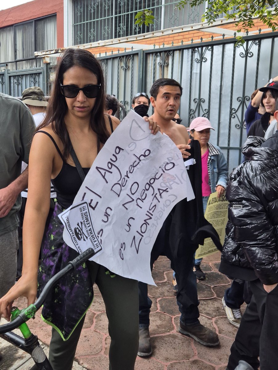 RubiBobadilla's tweet photo. Este es otro de los manifestantes que comenzó con el derribo de vayas movilizando al resto y lanzó contundentes al inicio, cuando todavia no comenzaba la violencia. Al salir de ello y ver que el resto se habia enfurecido salió y se cambió "con ropa normal". https://t.co/pW6wntcDKK