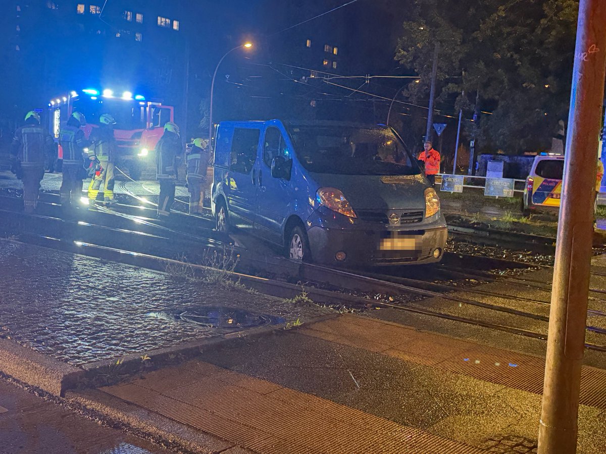 PolReporter's tweet photo. #Berlin #Hohenschönhausen - Fahrer landet mit Kleintransporter im Gleisbett der Straßenbahn, aufwendige Bergung, niemand verletzt https://t.co/3NmtKeUStP