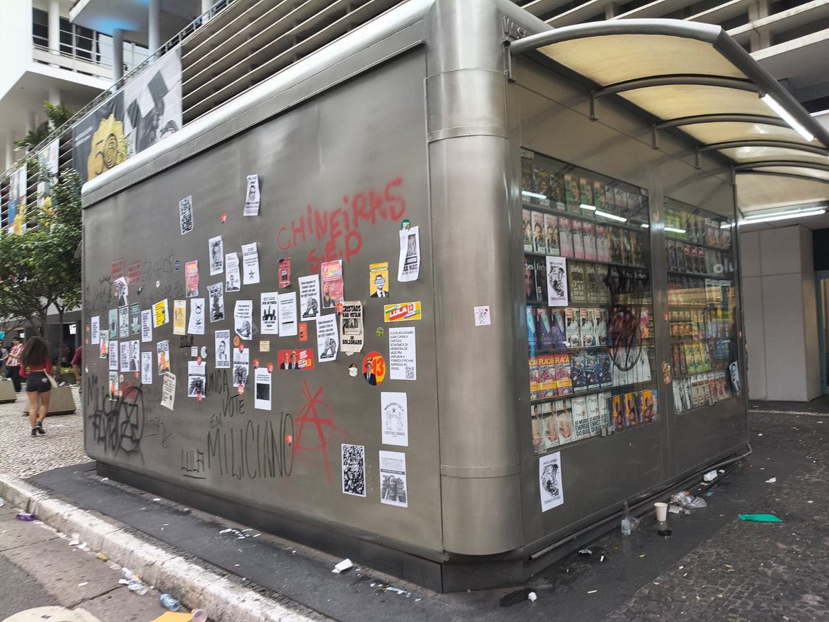 Brasilista7's tweet photo. 👁️👁️ Vai vendo!
🤬😠 Estado e Prefeitura de SP estima milhões de prejuízo em ato de Lula na Paulista. Ato foi marcado por vandalismo, sujeira, defecação e assaltos.
08 Celulares roubados 
10 Carteiras e bolsas furtadas 
60 toneladas de lixo recolhidas 
Depredações e destruição. https://t.co/hiuyWNKwvE