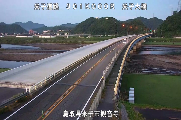 mlit_kurayoshi's tweet photo. 2026年10月12日 5:59時点
#山陰道 米子市観音寺地内
#米子大橋 の状況です。
気温 21.0℃　路温 22.8℃
安全運転をお願いします。
#倉吉河川国道　#鳥取県　#道路状況 https://t.co/ycsFDKGwsS
