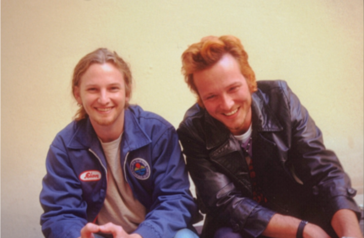 SusanMcEntyre1's tweet photo. Eric Kretz and Scott Weiland ๐ Stone Temple Pilots Munich Germany , April 3, 1994 by Issler. #HardRock #alternativemetal #alternativerock #grunge #psychedelicrock #singer #drummer https://t.co/V57d2lrS9Y