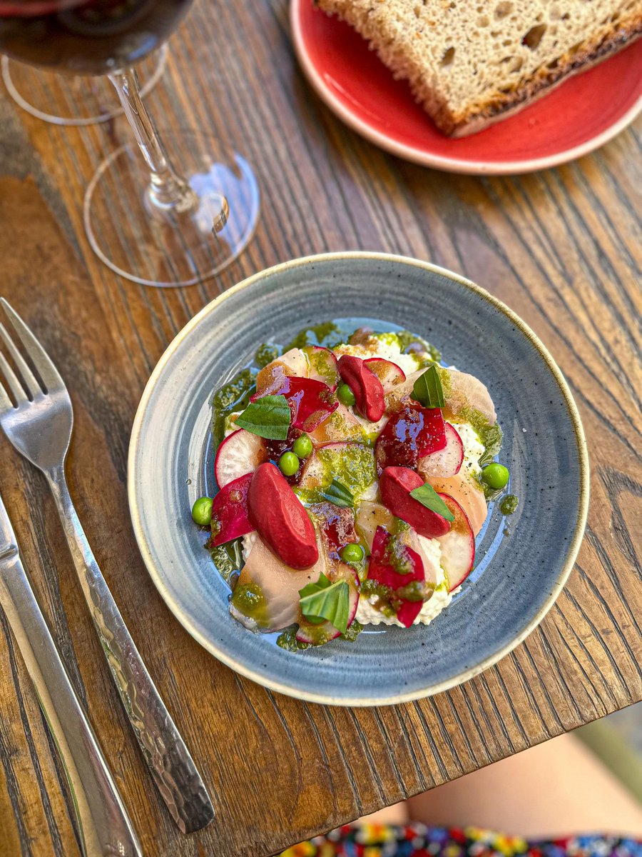 AnaMelqui's tweet photo. Une carte courte, composée de produits frais et de saison, pour garantir fraîcheur, qualité et saveurs à chaque assiette. https://t.co/KowfmLq33f