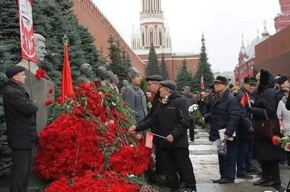 LuisMig86192338's tweet photo. En un momento, el fenómeno del comunista Stalin conmocionó y horrorizó al oeste capitalista. De hecho, un país que había sobrevivido a dos guerras y una revolución, destruido por completo y sangrando, de repente, en solo veinte años, superó a los principales países occidentales en términos de su ritmo de desarrollo. Nadie esperaba tal milagro. Esto no se incluyó en ninguna teoría del desarrollo económico. Por ejemplo, bajo el liderazgo de Stalin, se construyeron más de 1.500 instalaciones industriales importantes: Dnieper GES, Uralmash, KhTZ, GAZ, ZIS, fábricas en Magnitogorsk, Chelyabinsk, Norilsk, etc.
Pero ¿cómo se logró esto?
A aquellos que piensan que este es el resultado de represiones masivas, les diré inmediatamente: hoy en día, la cantidad de prisioneros en la Federación Rusa no se diferencia mucho de las cifras de la época de Stalin. Aunque, por supuesto, la actual sistema de aplicación de la ley y el control de la represión se establece de manera diferente.
Además, los prisioneros, aunque trabajaron en diferentes instalaciones, principalmente realizaron trabajos de baja habilidad: cavando trincheras, cortando árboles. Sin embargo, relativamente pocos de ellos, que tenían habilidades especiales importantes, trabajaron en su propio campo. Pero, por ejemplo, Tupolev o Korolev nunca dijeron una mala palabra sobre Stalin, incluso durante los tiempos de Khrushchev, que exigía tales palabras de su parte...
En general, la historia demuestra que las medidas represivas y coercitivas son ineficaces: cuanto más presión, más resistencia. ¿Cómo logró el comunista Stalin revivir el país de las cenizas en tan poco tiempo, y por qué el presidente actual de la Federación Rusa burguesa no logra hacer lo mismo?
Creo que hay razones bastante objetivas para esto:
1. La actitud hacia el pueblo. Bajo el socialismo, el pueblo no solo fue reconocido como la principal valía del estado, sino que en realidad tenía valor. Cualquier ciudadano de la URSS podía contar con educación, atención médica y, lo más importante, un trabajo. El pueblo siempre sintió cómo las autoridades lo trataban. Hoy en día, el pueblo es un obstáculo molesto para el poder de los oligarcas, que a veces requiere gastar dólares preciosos.
2. Una poderosa ideología científica, respaldada por hechos reales: bajo Stalin, la máquina ideológica más poderosa funcionaba. Toda esta máquina todavía funciona hoy, pero ahora la ideología está difusa y no está respaldada por nada. El capitalismo no necesita la verdad histórica, en la que se podría confiar, ni a personas dispuestas a dar todo sin restos para la felicidad del pueblo. De hecho, a los capitalistas no les hace falta una persona que no sea egoísta, sino que sea verdaderamente feliz.
Stalin entendió perfectamente que era imposible engañar a la gente: si gritabas sobre el patriotismo y al mismo tiempo corrías un poco hacia el Oeste, nadie te creería. Si lo decías, en realidad eras un patriota. Ve a recibir tratamiento, estudia y vive en tu patria, no en algún lugar lejano. Como podemos ver, ahora la hipocresía de los capitalistas es evidente.
3. Responsabilidad severa. Bajo el socialismo, cualquier persona que hubiera pecado contra el pueblo y el partido sufría la plena gravedad de la responsabilidad, independientemente de su posición o méritos. Además, esta responsabilidad se compartió con él y sus familiares cercanos. Entonces era imposible imaginar: robar al estado y salir con una sentencia suspendida o una remoción del cargo, como se está haciendo ahora. La punición inevitablemente lo alcanzó y bloqueó cualquier beneficio posible.
4. La imposibilidad de ocultarse en el extranjero es quizás el incentivo más importante. No importa cuán rico y respetado hubieras sido, si no tuviste la oportunidad de salir a otros países y enviar a tus hijos allí, estuviste obligado a mejorar la vida aquí, en lugar. De ahí proviene la preocupación por las futuras generaciones, la mejora de la medicina y la educación, entre otras cosas. Entre muchos "patriotas" modernos, la patria era una - la URSS. Entre muchos "patriotas" modernos, hay doble ciudadanía y cuentas extranjeras.
Si adoptamos estas técnicas, no es tan difícil levantar a Rusia de sus rodillas. Es suficiente girar hacia el pueblo con tu rostro, eliminar a las personas con doble ciudadanía del gobierno y los negocios, así como a todos los amantes de los productos extranjeros.
Parece algo sobrenatural, pero requiere la voluntad de hierro y un apoyo serio de la gente, que ve la preocupación del gobierno por el pueblo trabajador. ¿Cómo lograr esto? Cambiar el capitalismo por el socialismo.
Desafortunadamente, hoy en la cima de la Federación Rusa hay una burguesa adinerada,  según la cual Stalin era un enemigo implacable del pueblo trabajador, cuyo placer y riqueza dependen de la pobreza y el sufrimiento del pueblo. La burguesa es un puñado de ricos nuevos que imponen sus reglas al pueblo. Todos estos pseudo negociantes y funcionarios amargados entienden perfectamente que no saben hacer nada útil y en Occidente, sin dinero, no son necesarios para nadie. Por lo tanto, su estrategia es simple: en lugar de establecer la vida en la Federación Rusa (y no saben cómo hacer esto), están preparándose para la vida en el extranjero (donde todo ya está establecido). Y desde Rusia, solo necesitan la oportunidad de enriquecerse sin límites.