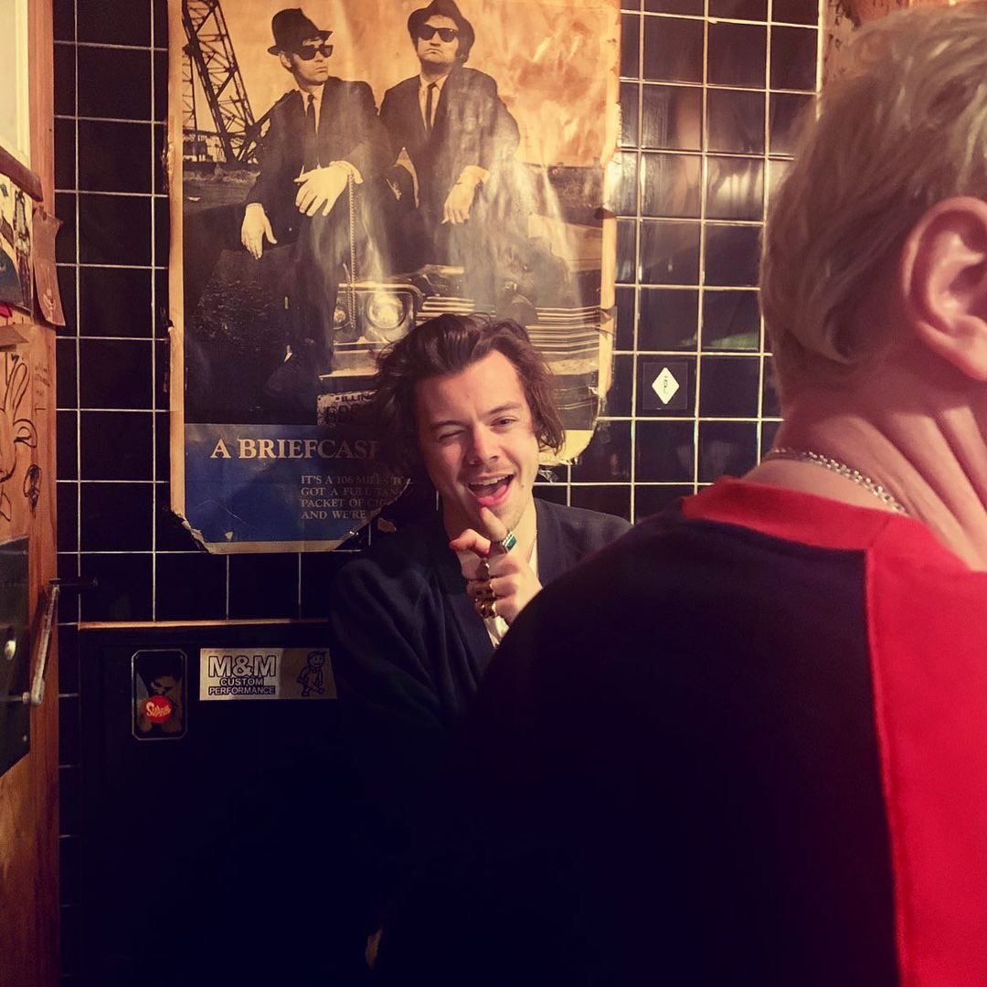hsdaily's tweet photo. “Murakami shows me on his phone a photograph of the new Styles album, inscribed with a personal message from the musician in stiff, but accurate, Japanese characters. “I think he had been practising,” he says.” - Haruki Murakami on Harry sending him Kissco (via @thetimes) https://t.co/DU9X4Ahs5e