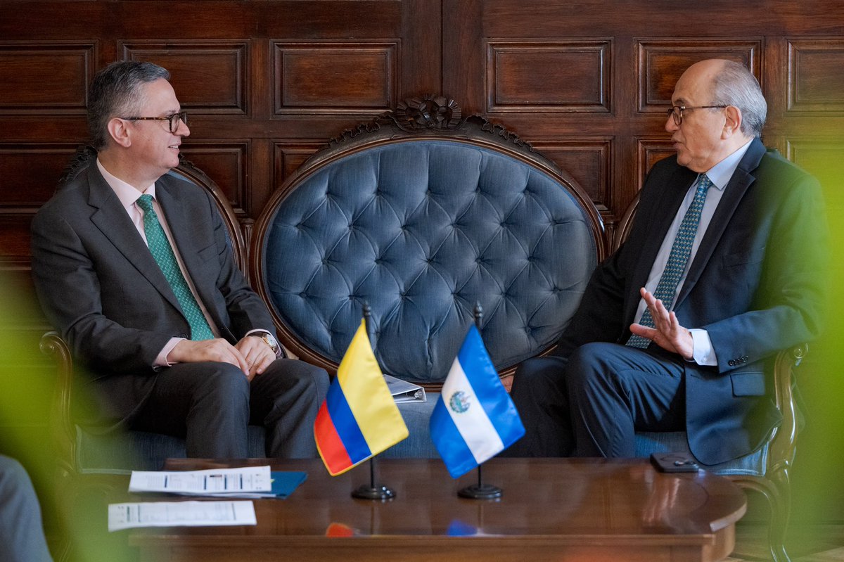CancilleriaCol's tweet photo. Colombia y El Salvador fortalecen su cooperación bilateral

El viceministro Pedro Agustín Roa, y el embajador de El Salvador en Colombia, Guillermo Rubio Funes, definieron agenda conjunta sobre movilidad humana y laboral, que incluye  negociación de memorandos de entendimiento y proyectos piloto en formación para el empleo, homologación de títulos y otros.

Ambos países realizarán un intercambio técnico sobre modelos de atención a la diáspora, servicios para comunidades en el exterior, comunicación consular, retorno y reintegración. Así mismo, fortalecerán canales directos entre las autoridades consulares para asistencia a nacionales, atención de población vulnerable, emergencias, localización y orientación sobre trámites.