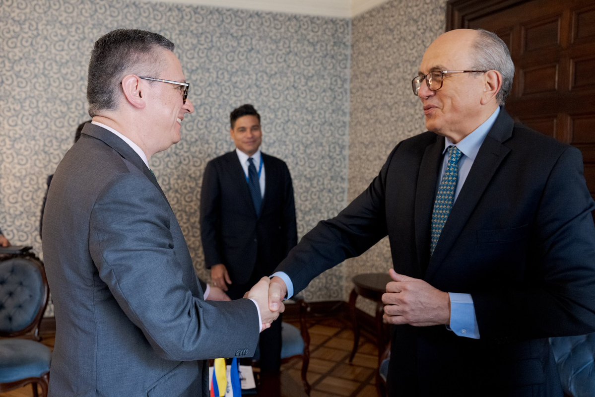 CancilleriaCol's tweet photo. Colombia y El Salvador fortalecen su cooperación bilateral

El viceministro Pedro Agustín Roa, y el embajador de El Salvador en Colombia, Guillermo Rubio Funes, definieron agenda conjunta sobre movilidad humana y laboral, que incluye  negociación de memorandos de entendimiento y proyectos piloto en formación para el empleo, homologación de títulos y otros.

Ambos países realizarán un intercambio técnico sobre modelos de atención a la diáspora, servicios para comunidades en el exterior, comunicación consular, retorno y reintegración. Así mismo, fortalecerán canales directos entre las autoridades consulares para asistencia a nacionales, atención de población vulnerable, emergencias, localización y orientación sobre trámites.