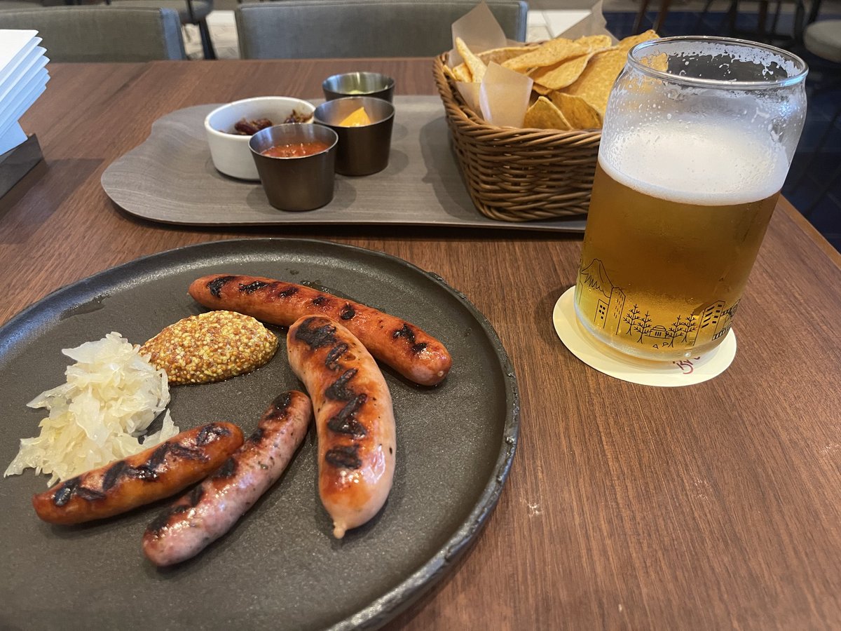 digitaltechsys's tweet photo. 3連休中日。急遽東京へ、ということで初めてのダブルツリー by ヒルトン東京有明へ。夜も食事とお酒を飲めるパブのような場所もあり羽田までリムジンバス一本は楽。ホテルブランドのカジュアルラインも選択肢を広げるのに良い。しかし東京の始動は早い💦 https://t.co/3TTkc2nlCz