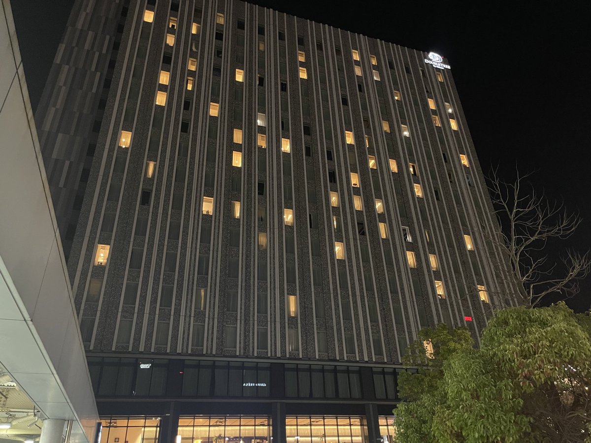 digitaltechsys's tweet photo. 3連休中日。急遽東京へ、ということで初めてのダブルツリー by ヒルトン東京有明へ。夜も食事とお酒を飲めるパブのような場所もあり羽田までリムジンバス一本は楽。ホテルブランドのカジュアルラインも選択肢を広げるのに良い。しかし東京の始動は早い💦 https://t.co/3TTkc2nlCz