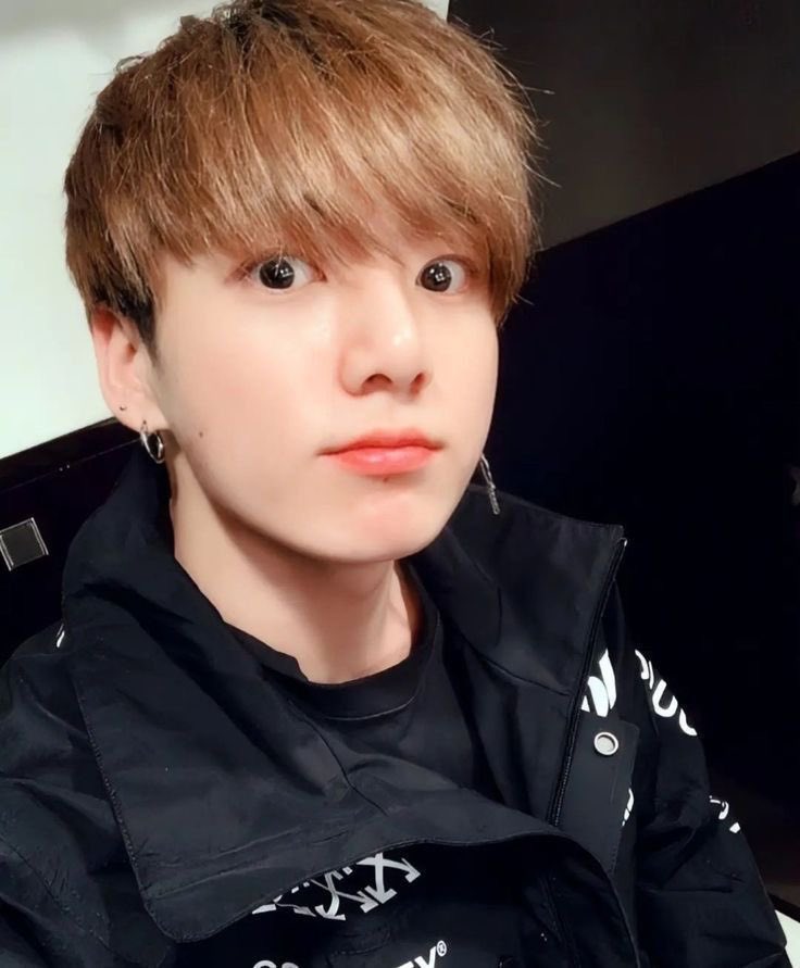mnisjungkook's tweet photo. my favorite genre of jungkook selfies is when his big boba eyes take over the picture and he’s literally: ⚫️j⚫️ https://t.co/lYo8erU3nL
