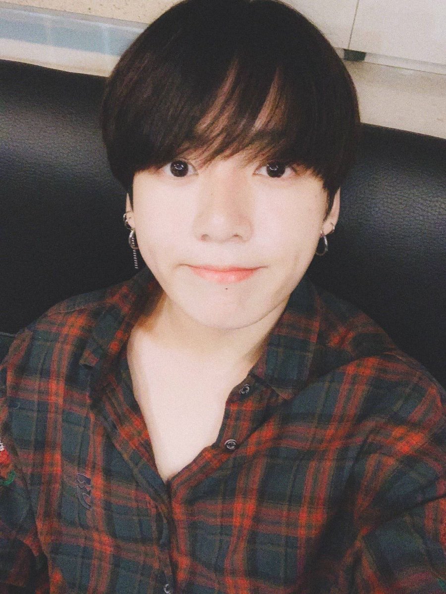 mnisjungkook's tweet photo. my favorite genre of jungkook selfies is when his big boba eyes take over the picture and he’s literally: ⚫️j⚫️ https://t.co/lYo8erU3nL