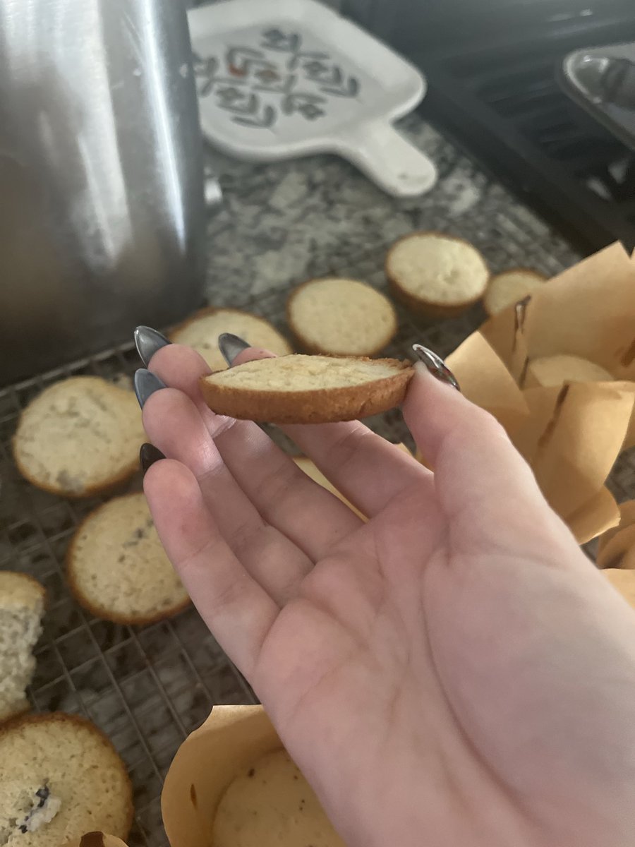 weebiswuuVT's tweet photo. i fucked up my muffins 😭😭😭 https://t.co/Z1VUH8ePJX