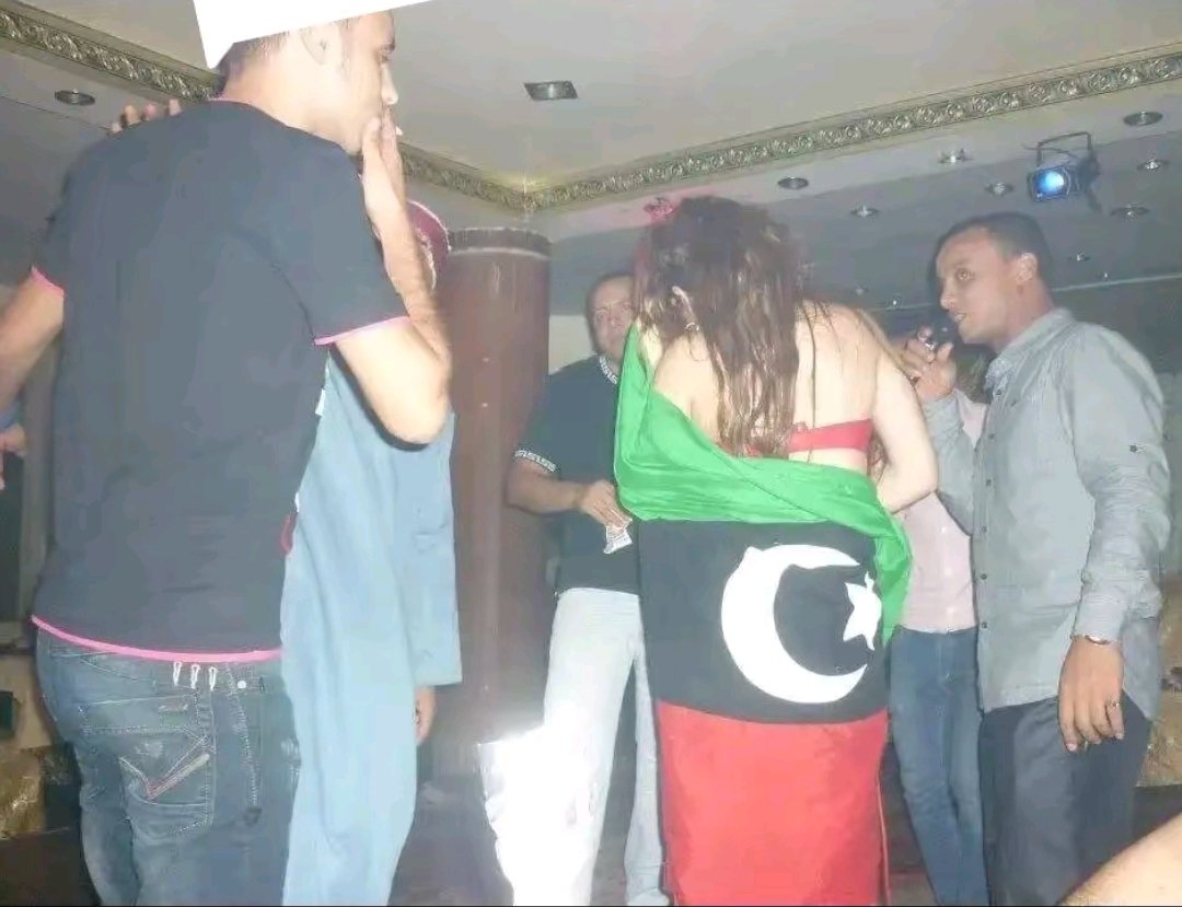 rekive2_e's tweet photo. @MiauwuRU @Wlw_Tun04 نقصي من وهم متاعك انتي كان خرجت من باب دارك تتسمي مرا خلي يا تسافري 🤣🤣🤣 https://t.co/oObj03LS61