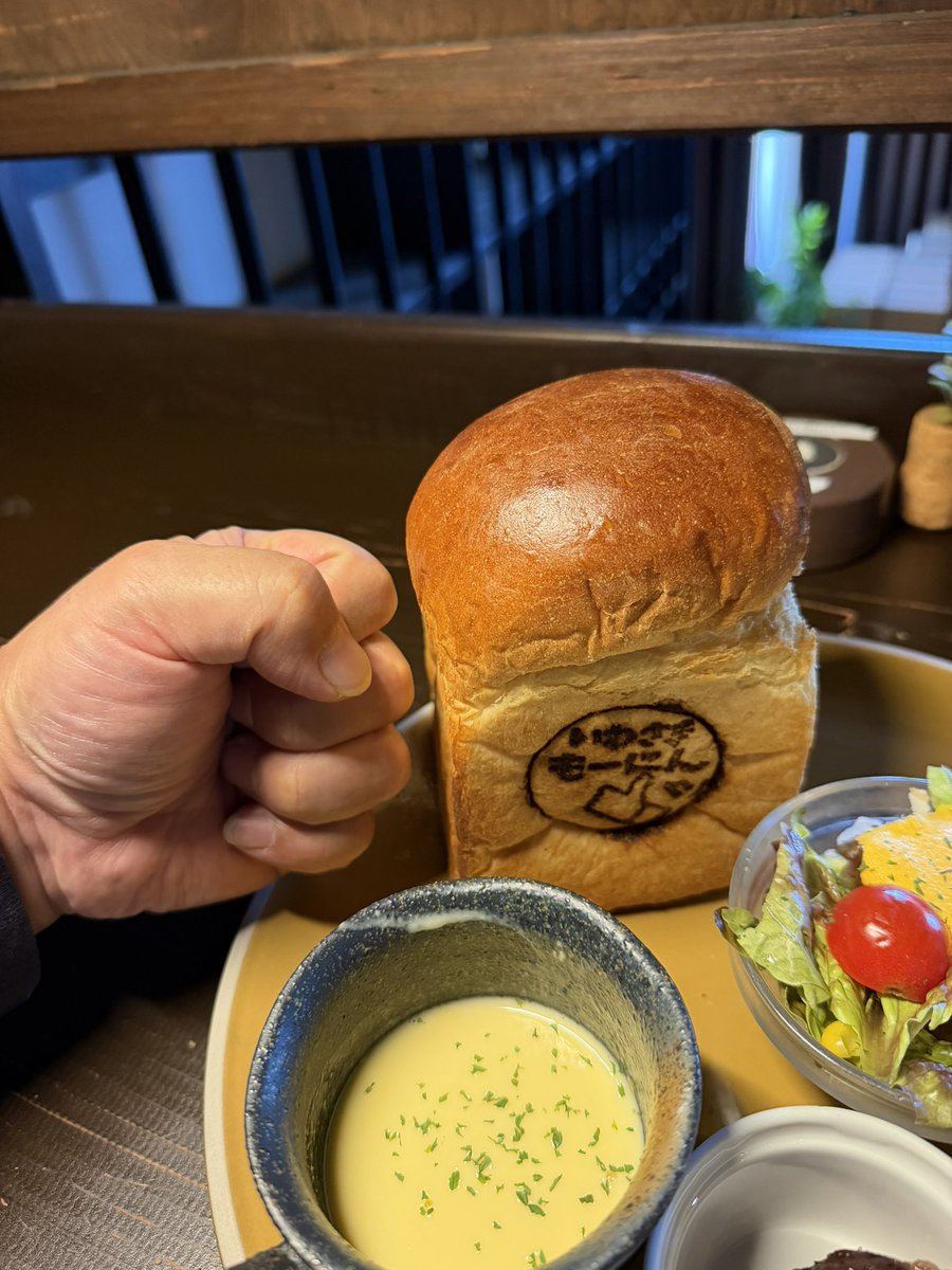 GSX_tonpei73's tweet photo. 岐阜ツーリング1日目(昨日の出来事😄)
おにぎり食べちゃってお昼までのつなぎに、前から行きたかったお店に飛び込み😄
謎に稀少バイクがズラリ(;ﾟロﾟ)
少し小ぶりだけど1斤の食パン🍞頂きました😋
#ライダーの朝は早い
#バイク乗りと繋がりたい
#バイク好きな人と繋がりたい
#GSX-S1000GT https://t.co/Cd5ofYYCJS